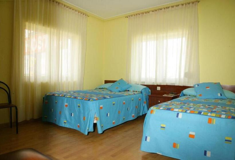 هتل Hostal Residencia Delfin