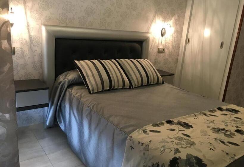 Отель Hostal Sainz