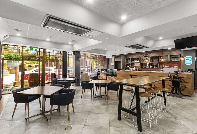 Comfort Hotel Adelaide Meridien