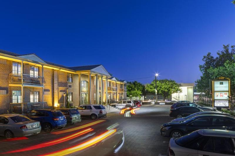 هتل Adelaide Inn