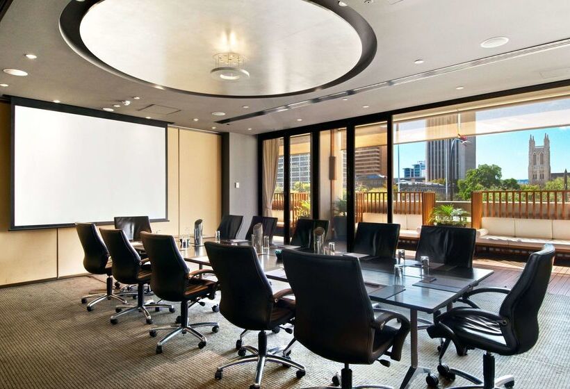 هتل Hilton Adelaide