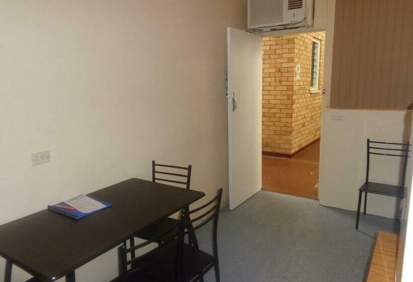 مُتل Adelaide Backpackers Hindley St