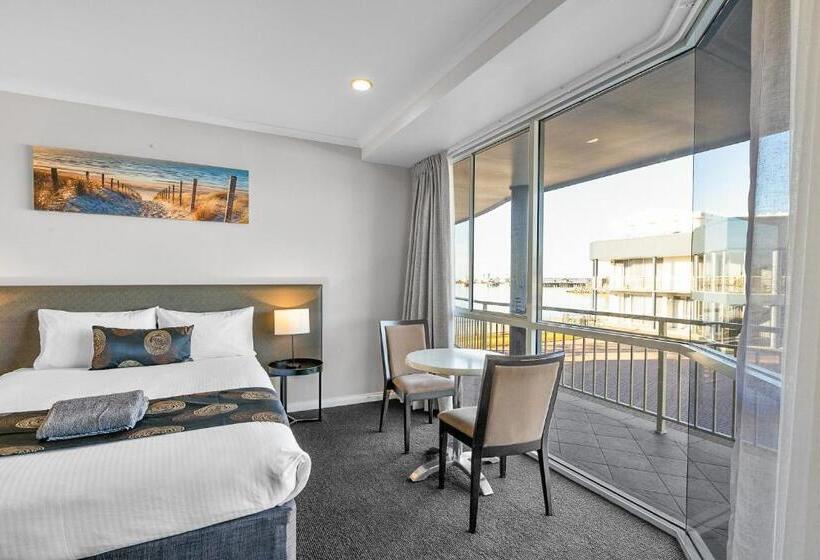 Hilton Beachfront Motel