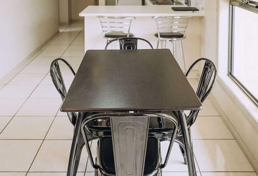 בית מלון כפרי Best Western Chaffey Motor Inn