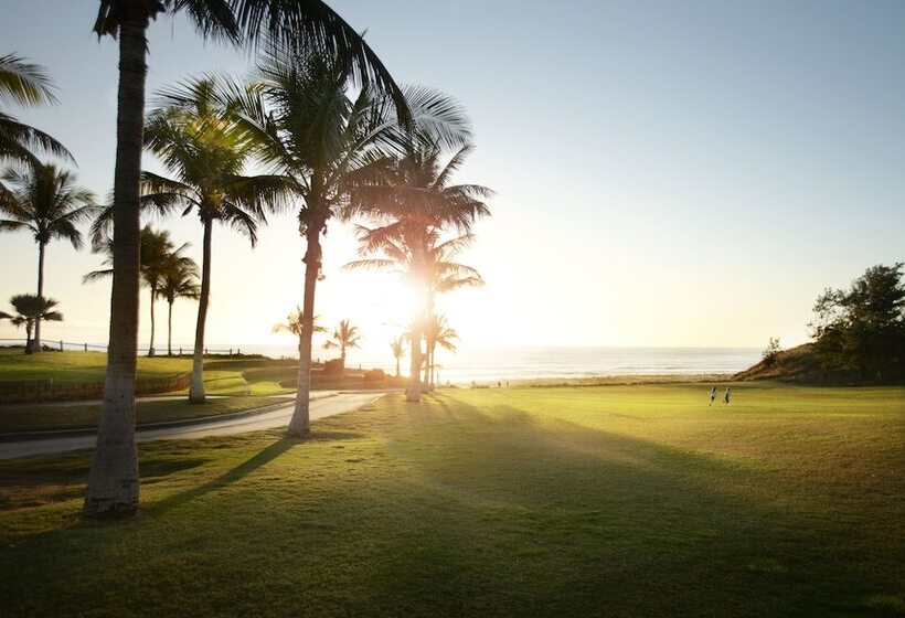 בית מלון כפרי Cable Beach Club Resort & Spa