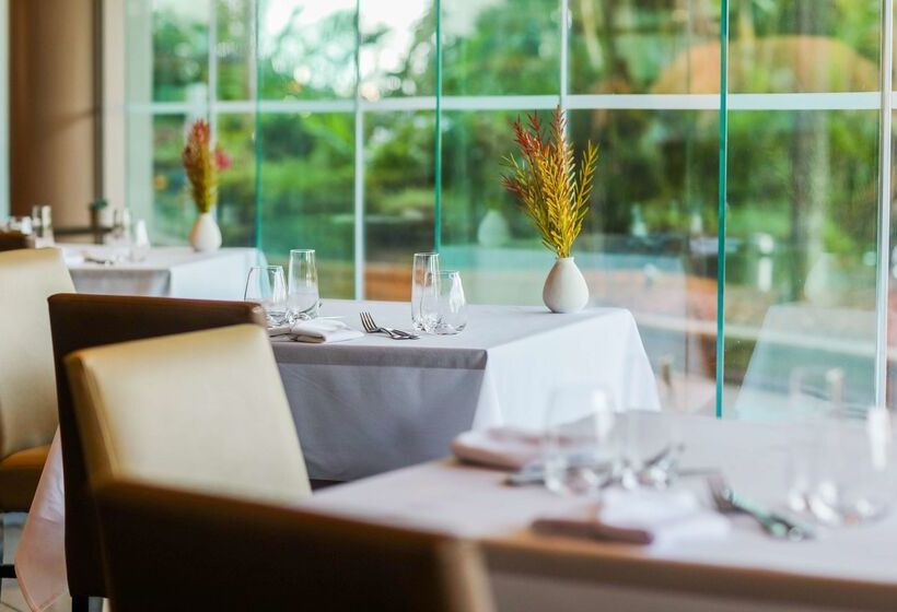 هتل Hilton Cairns