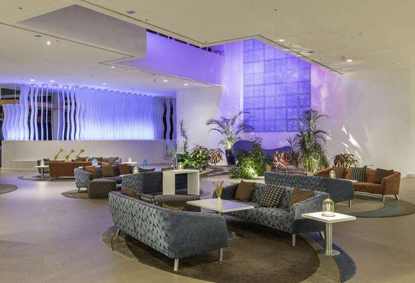 هتل Hilton Cairns