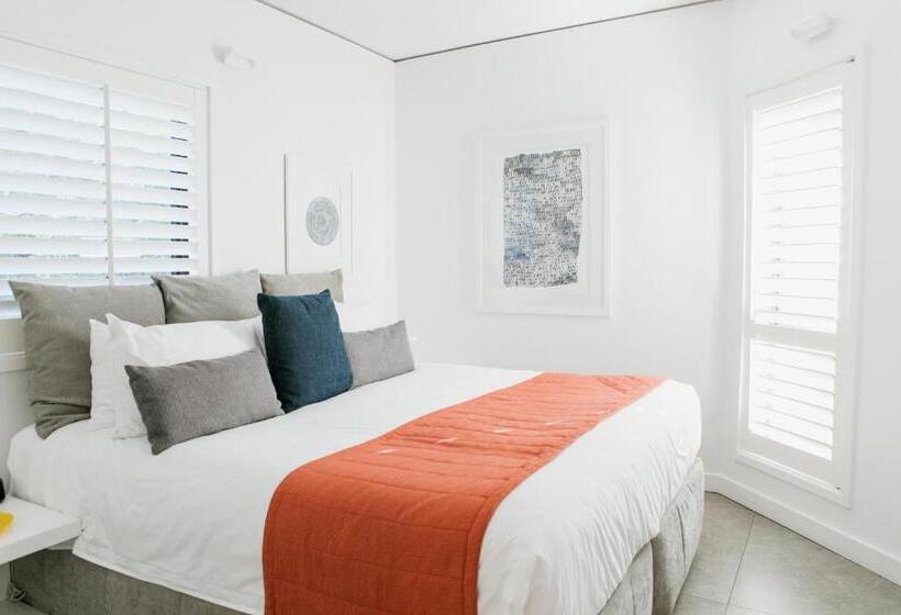 هتل Netanya Noosa Beachfront Resort