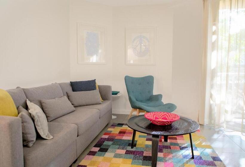 هتل Netanya Noosa Beachfront Resort