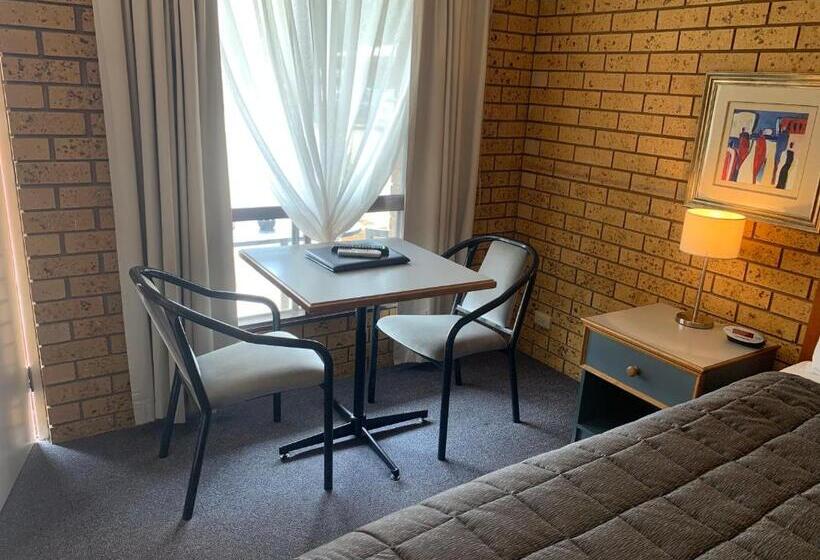 Отель Newell Motor Inn Narrandera