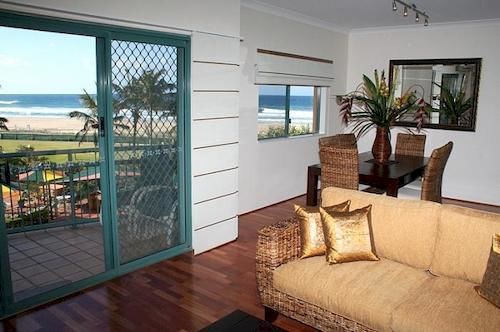 Отель Resorts United Currumbin Sands