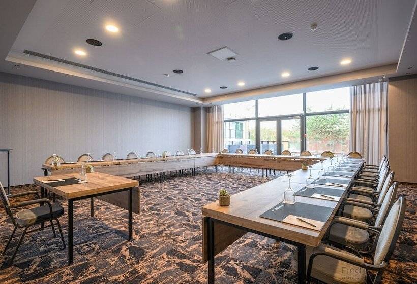 هتل Restaurant Van Der Valk Nivelles Sud