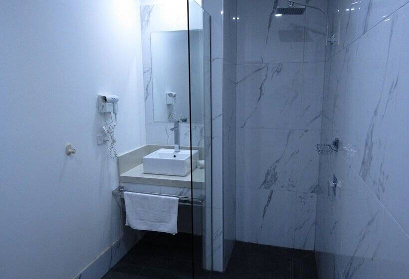Отель St. Georges Motor Inn