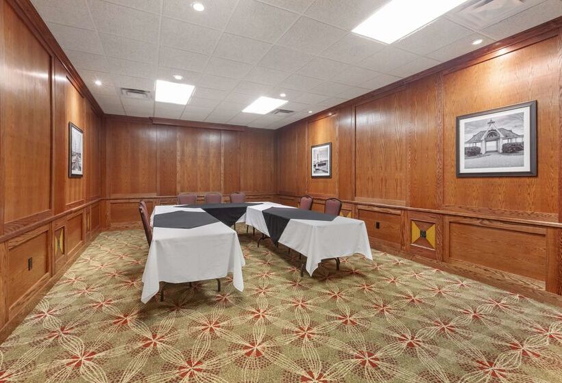Отель Best Western Plus Cobourg Inn & Convention Centre