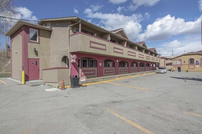 هتل Canadas Best Value Inn Chinook Station