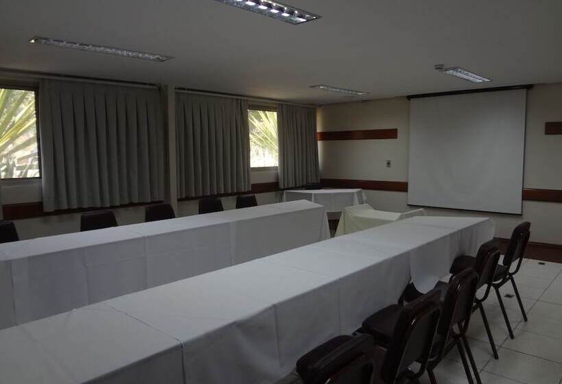 Отель Carlton Suites Limeira