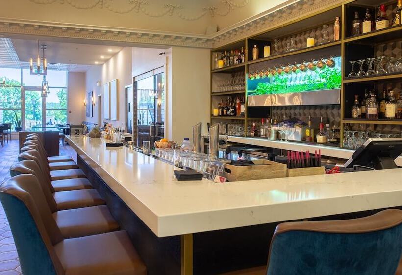 هتل Crowne Plaza Fredericton Lord Beaverbrook, An Ihg
