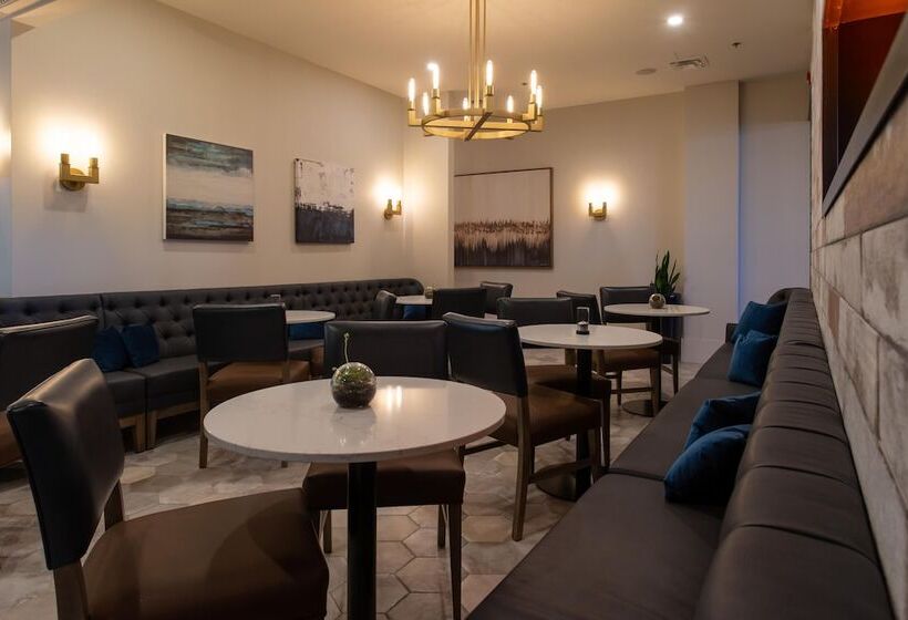 هتل Crowne Plaza Fredericton Lord Beaverbrook, An Ihg