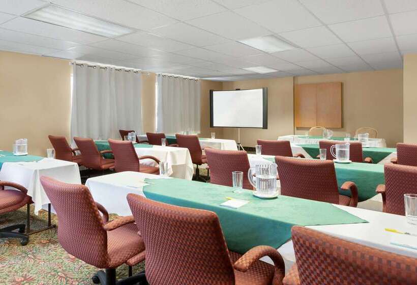هتل Days Inn Blainville & Centre De Conférence