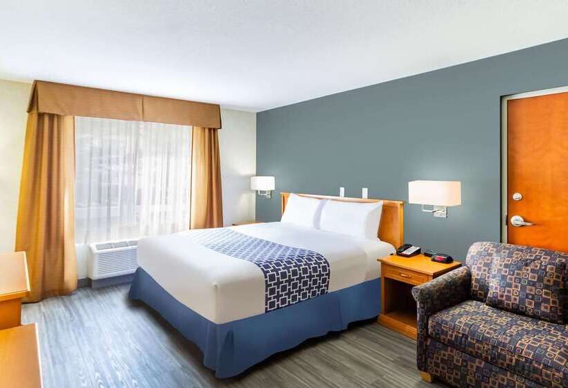 בית מלון כפרי Econo Lodge Inn & Suites University