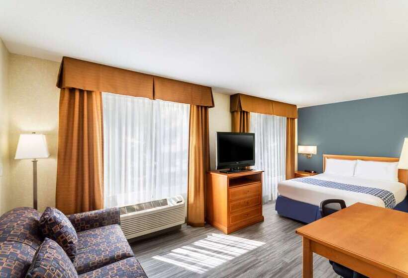 בית מלון כפרי Econo Lodge Inn & Suites University