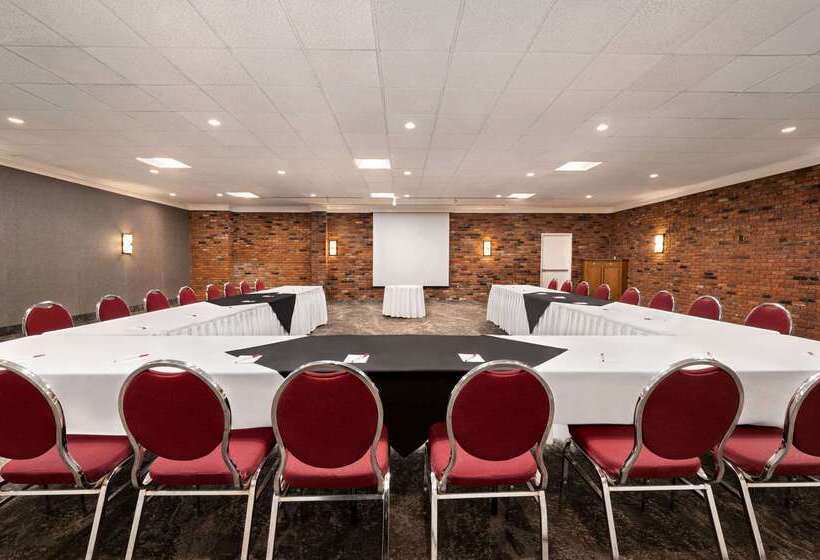 בית מלון כפרי Ramada By Wyndham Cornwall