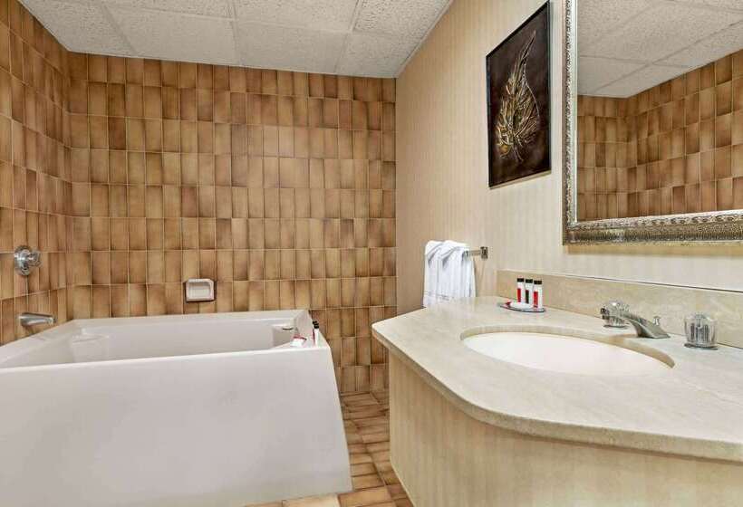 هتل Ramada By Wyndham Fredericton