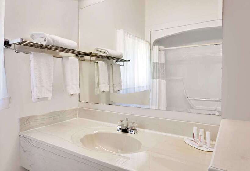 酒店 Ramada By Wyndham Gananoque Provincial Inn