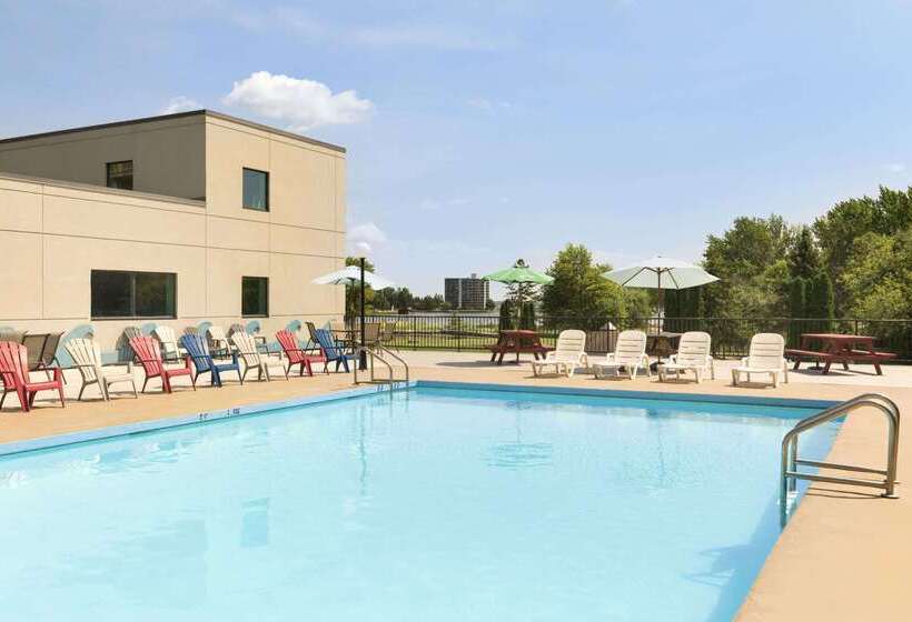 فندق Ramada By Wyndham Belleville Harbourview Conference Center