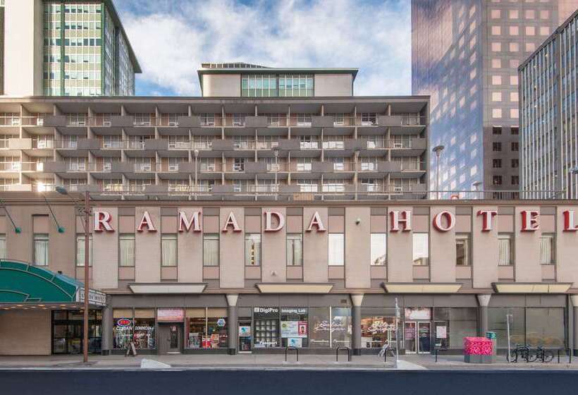 בית מלון כפרי Ramada Plaza By Wyndham Calgary Downtown