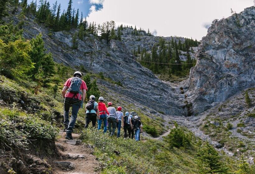 استراحتگاه Banff Park Lodge