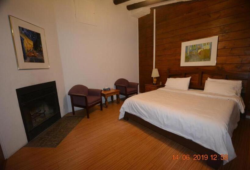 Отель Auberge Alpine Inn