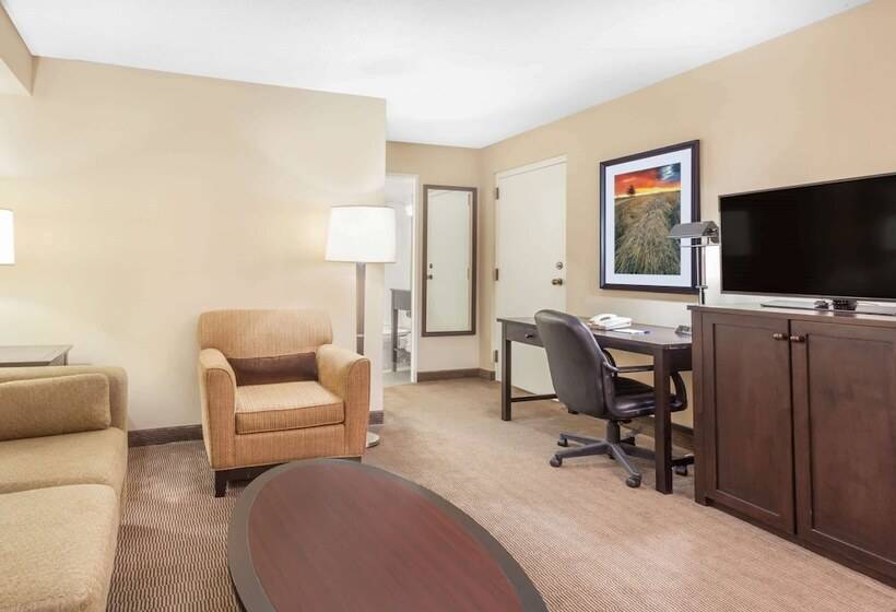 هتل Baymont By Wyndham Red Deer