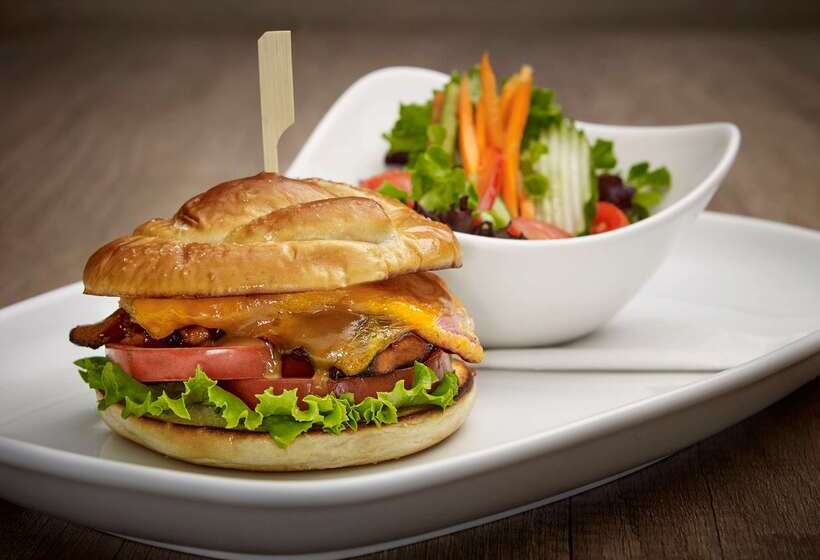 هتل Best Western Plus Guildwood Inn