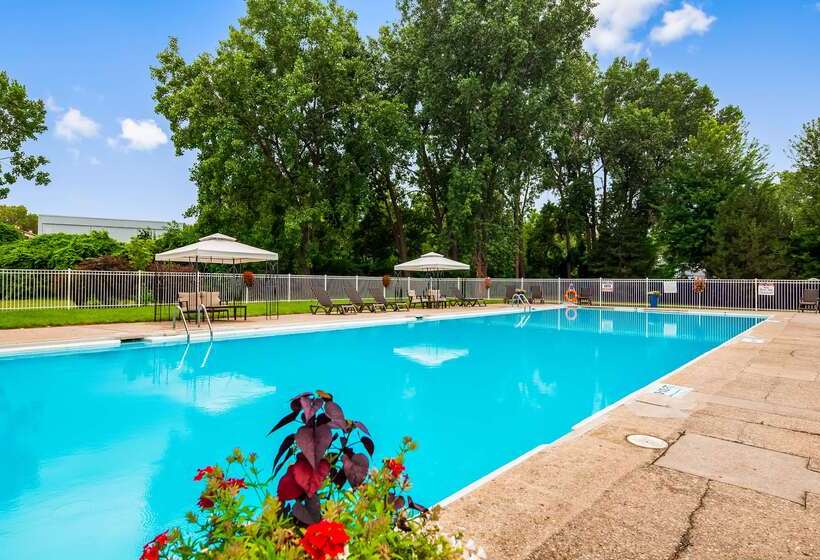 هتل Best Western Plus Guildwood Inn