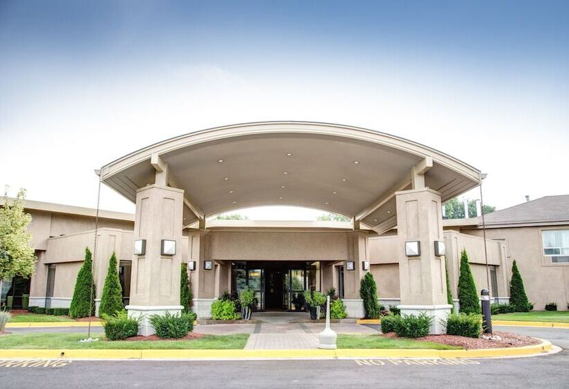 هتل Best Western Plus Guildwood Inn