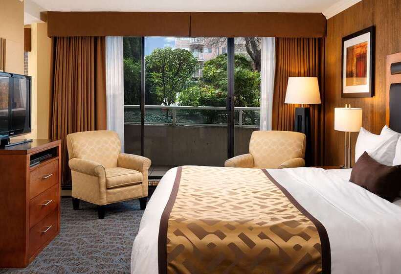 هتل Best Western Plus Inner Harbour