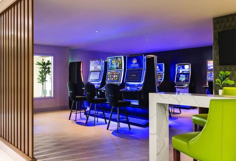 هتل Crowne Plaza Saint John Harbour View, An Ihg