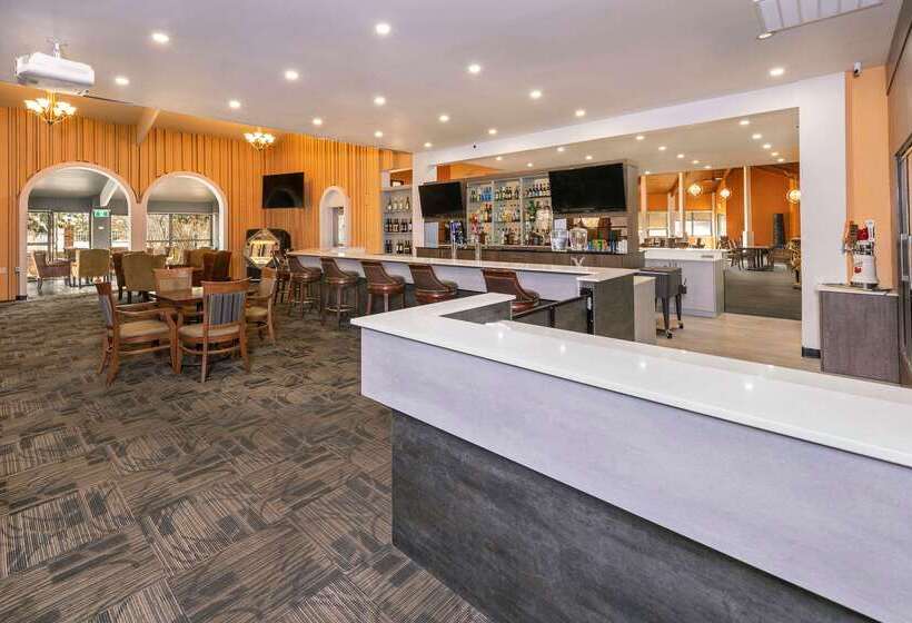 هتل Clarion Pointe