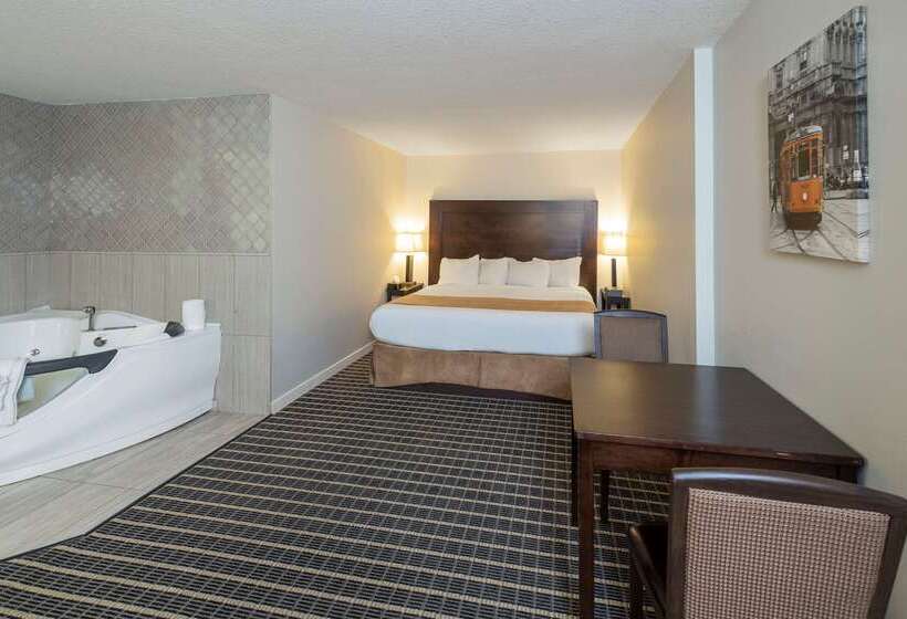 هتل Clarion Pointe