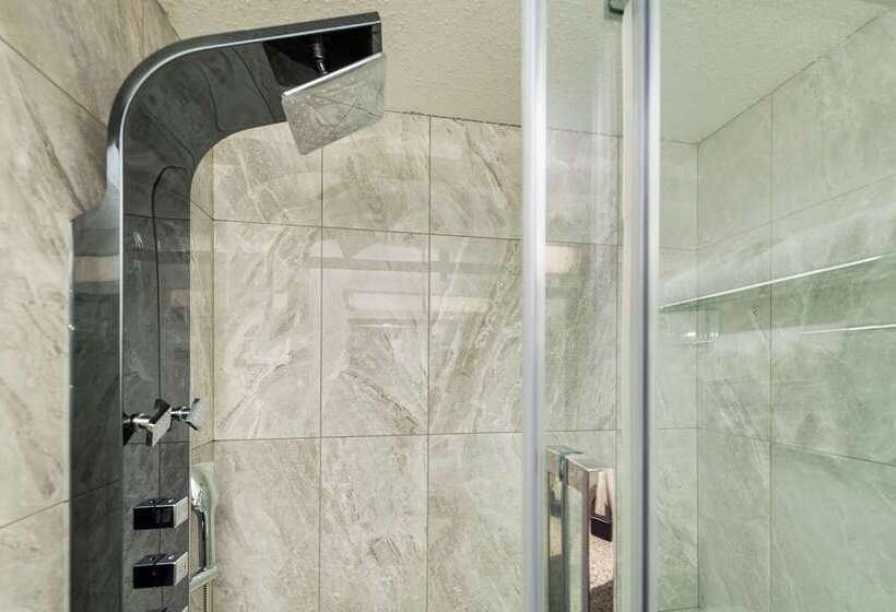 هتل Clarion Pointe