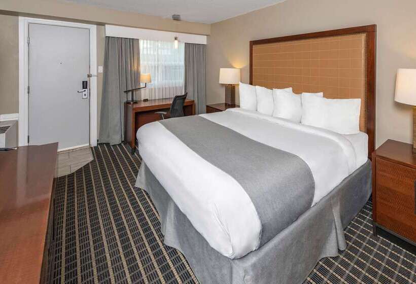 هتل Clarion Pointe