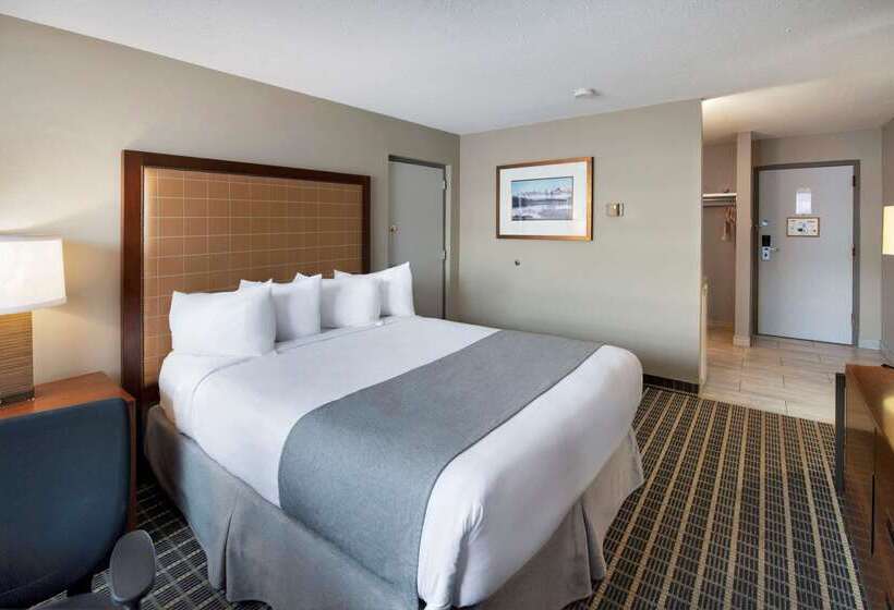 هتل Clarion Pointe