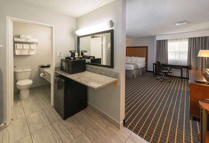 هتل Clarion Pointe