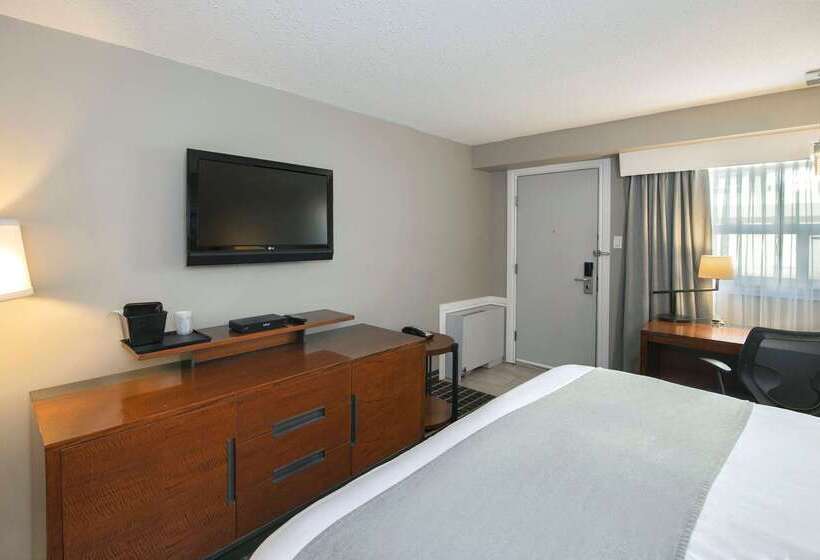 هتل Clarion Pointe