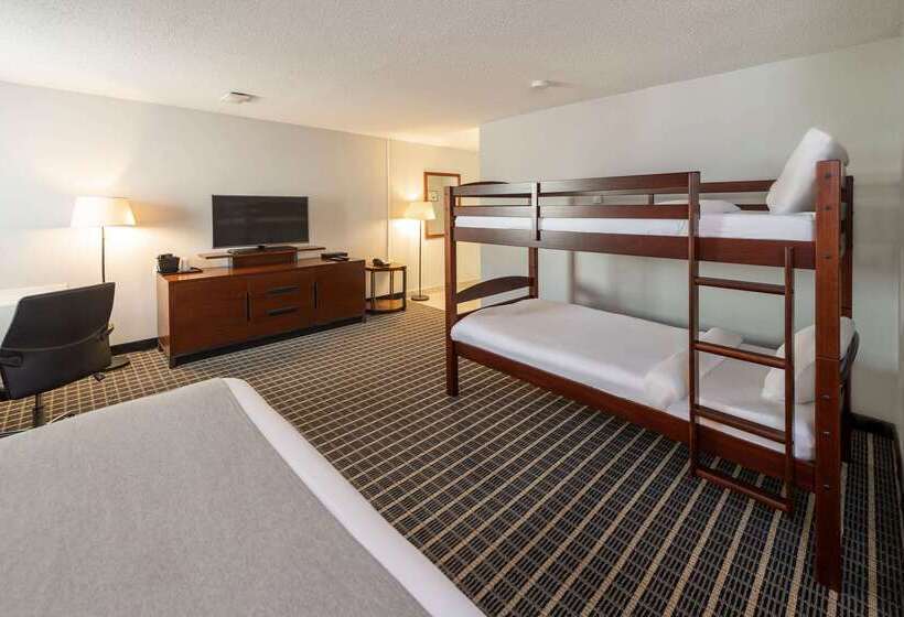 هتل Clarion Pointe