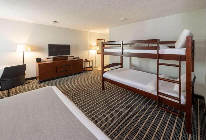 هتل Clarion Pointe