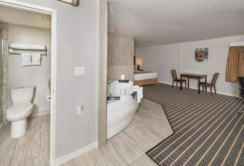 هتل Clarion Pointe