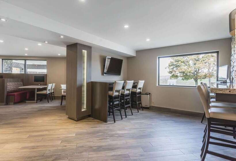 هتل Comfort Inn Oshawa