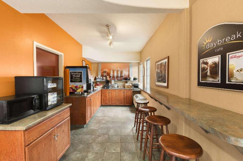 هتل Days Inn By Wyndham Guelph